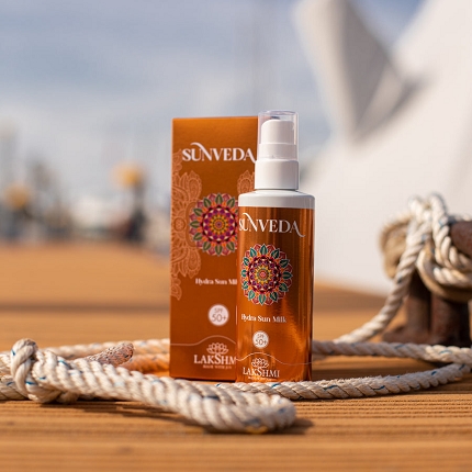 Sunveda Hydra Sun Milk SPF 50+ - Latte spray alta protezione ai fiori di Malva. - Sistema filtro, particolarmente ben tollerato dalla pelle, che garantisce una protezione UVA e UVB a largo spettro. Pigmenti minerali che riflettono i raggi UVA-UVB e aiutano a proteggere la pelle dai danni del sole.